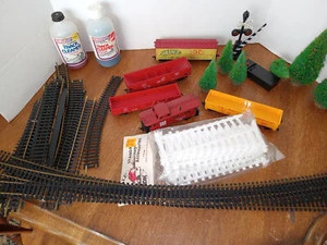 LOTE MIXTO DE TRENES HO VAGONES DE CARGA PETROLEROS VAGONES PLANOS BARANDILLAS DE VÍA ETC - Imagen 1 de 10