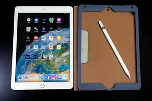 Apple iPad 6. Gen. 128GB - Mit Apple Pencil - Gold- WLAN - (9,7 Zoll) - Bild 1 von 4