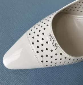 PRADA klassische weiße perforierte Lackleder-Hochzeitspumps EU 40 I LOVE SCHUHE - Bild 1 von 10