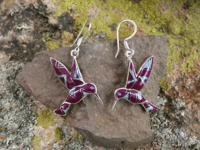 Pendientes púrpura con incrustaciones de ópalo y piedras preciosas Sugilite de plata de ley colibrí D38 Foto 1 de 4