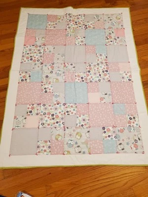 Edredón hecho a mano retazos rosa pastel, verde, búhos, colcha de bebé Cottage Core Foto 1 de 4