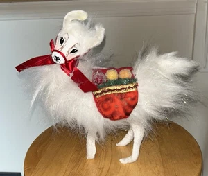Annalee Puppen 10 Zoll Lama Christmas Delights Lama mit roten Satteltaschen 2012 - Bild 1 von 3