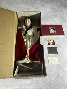 Franklin Mint 1983 QUEEN VICTORIA REGINA ROYAL FAMILY ERBSTÜCK PORZELLANPUPPE - Bild 1 von 18