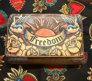 ISABELLA FIORE FREEDOM TATTOO BRITTA Cartera triple pliegue PÁJAROS Y ROSAS USADA EN EXCELENTE ESTADO DE COLECCIÓN 5,75" - Imagen 1 de 8