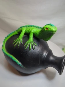 Iguana On Black Pot Sculpture Jorge Frias Ochoa Signed Pottery 7" Mexico - Picture 1 of 15