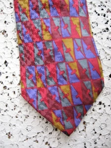 VINTAGE MANHATTAN RED/PURPLE GEOMETRIC  POLYESTER NECKTIE - Picture 1 of 4
