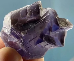 AUSSERGEWÖHNLICHER GLAS EDELSTEIN FLUORIT KRISTALL BRILLANT LILA EDELSTEIN + Samtbeutel - Bild 1 von 12