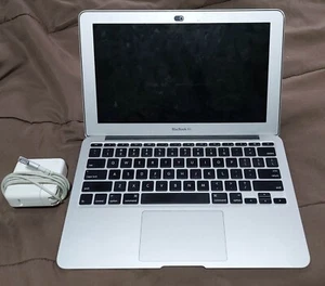 Apple MacBook Air 11" (64GB SSD, Intel Core i5 1st Gen., 1.6GHz, 2GB) Laptop... - Picture 1 of 1