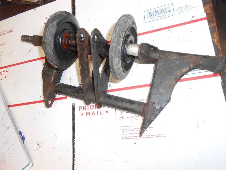 Skidoo XTCE Formula Plus 1991: suspensión trasera 4 1/4 pulgadas montaje de rueda loca Foto 1 de 1