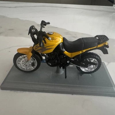 Triumph Tiger Die-cast 1:18 Model in the Classic gold colour. - Image 1 of 4
