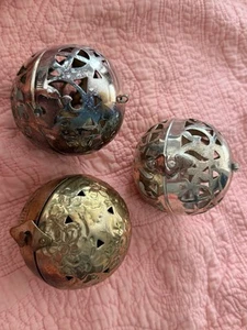 3 palline di incenso latta metallo decorativo ornamento potpourri vintage reparto 56 - Foto 1 di 17