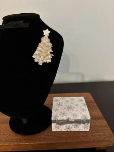 Merry & Bright silberfarbene klare Perlen Weihnachtsbaum Anstecknadel Brosche mit Schneeflocke Box - Bild 1 von 6