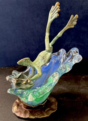 Michael Storey RANA DE BRONCE Escultura saltando en una ola de vidrio soplado Foto 1 de 4