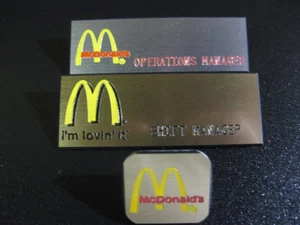 (2) McDONALD'S Uniform Mitarbeiter Namensschilder mit Führungstiteln! + KRAWATTE TAC! - Bild 1 von 3