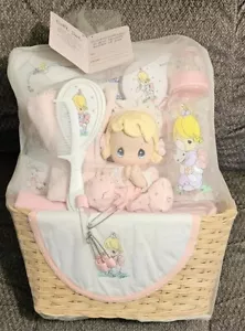 Precious Moments Korb Geschenkset 8 Unzen Flaschenbürste Kamm Rassel Empfangsdecke - Bild 1 von 9