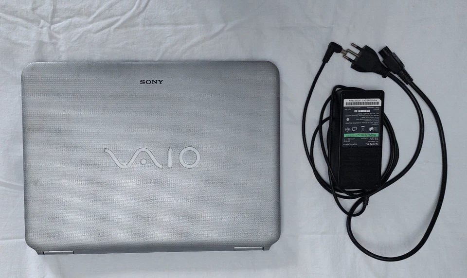 Sony Vaio VGN-NS21Z/S - Intel Core 2 Duo P8600 - SSD 120 GB - OS Lubuntu 23.10 - Immagine 1 di 4