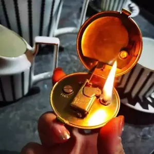 1935 kompaktes rundes halbautomatisches antik handgefertigtes mechanisches Feuerzeug aus Messing Geschenk - Bild 1 von 18