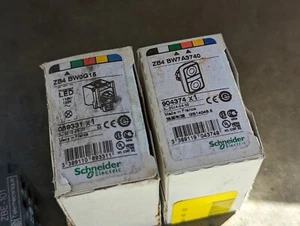 TAGLIERE. PULSANTE ZB4BW7L3740 e contatti operatore LED ZB4BW0G15 - Foto 1 di 5
