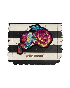 Borsa a tracolla Betsey Johnson nera bianca a righe con applicazioni floreali vegan - Foto 1 di 13