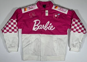 Barbie Karierte Bomber Racing Jacke Damen Gr. S BoxLunch 2023 Exklusiv Neu mit Etikett - Bild 1 von 19