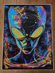 Alien Trippy Sci-Fi Kreatur Poster 18 x 24 Zoll psychedelische Neonfarben - Bild 1 von 1