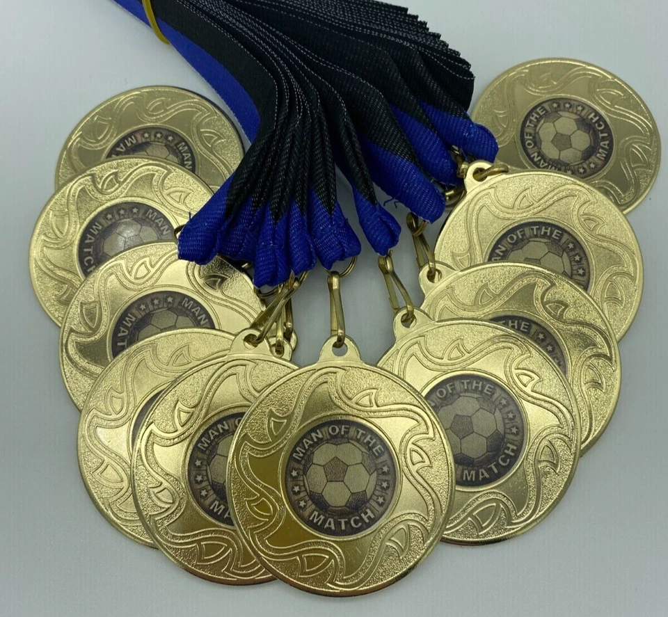 SPA TROPHIES 10 x Man of the Match Medaillen mit blauen & schwarzen Bändern, goldene Fußballmedaille