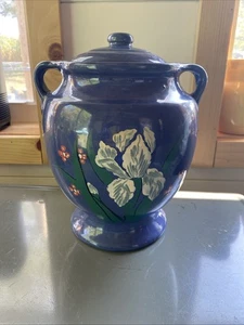 Vintage USA Keramik Keksdose Dose blau handbemalt Iris Blumen Cottage - Bild 1 von 15