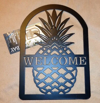 Letrero de bienvenida de arte de pared decorativo de metal negro de 14 pulgadas Hampton Bay con piña Foto 1 de 4