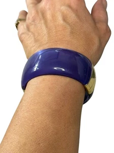 Vintage lila Lucite Clamper Armband breiter Kuppel Armreif goldfarben aufklappbar 80er - Bild 1 von 8