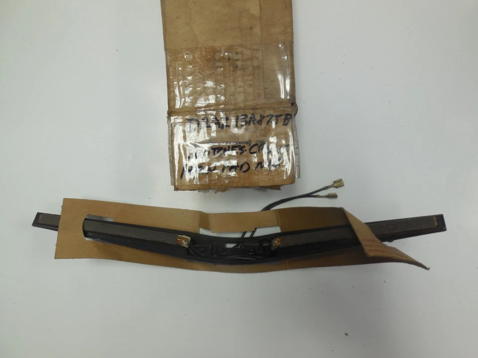 Новый из старых запасов 1970 -1973 Ford Mustang 2 спицы рулевое колесо гудок подушечка переключатель D2AZ-13A875-B - Изображение 1 из 3