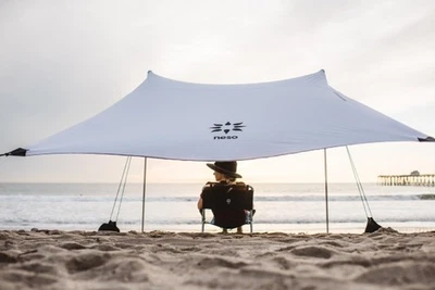 Tienda de campaña Neso con ancla de arena, parasol portátil con dosel 7' x 7' (blanco) Foto 1 de 4