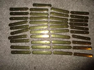 Konvolut 41 Vintage Messing Schranktür nur Rückzugplatten, 2 Löcher - Bild 1 von 1