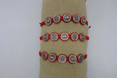 Pulseira de macramê de corda vermelha x3 medalhas St Benito banhada a ródio - Imagem 1 de 4
