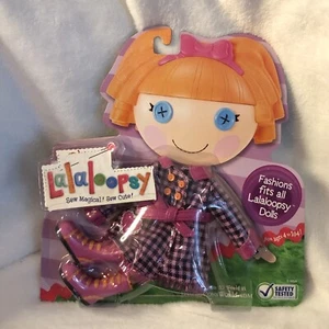 Lalaloopsy Puppe lila schwarz kariert REGENMANTEL & rosa STIEFEL Mode Outfit NEU - Bild 1 von 6