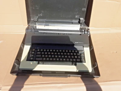 Olivetti Praxis 30 Electric Electronic Typewriter + Case. READ DESCRIPTION - Image 1 of 4
