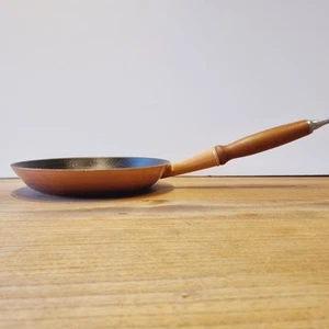 Le Creuset Cast Iron Frying Pan 23cm Hazelnut Brown Wooden Handle Skillet - Picture 1 of 10