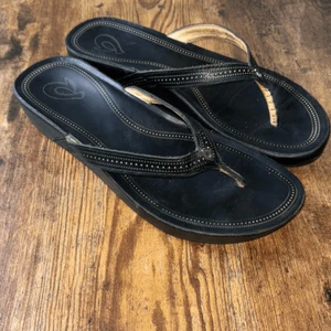 OluKai women Ola black leather sandal shoe flip flop Sz 8 Ex Cond - Picture 1 of 7