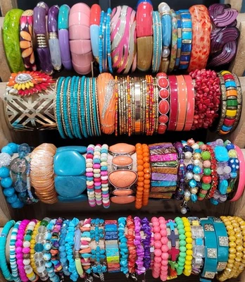 GRANDE LOTE DE PULSEIRA COLORIDA FRISADA PEDRA CONCHA VIDRO E MAIS ESTILOS VARIADOS PRAIA - Imagem 1 de 4