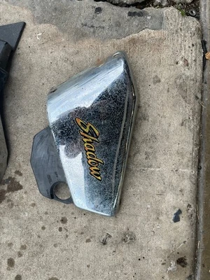 Cubierta lateral izquierda 86-87 Honda VT700C Shadow 700 Foto 1 de 2