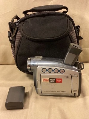 Canon ZR80 Mini Digital Video Camcorder W/ Battery & Case PARTS/ REPAIR - Image 1 of 4