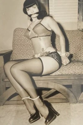 Foto vintage de Bettie Page 4536 Oddleys extraña y extraña Foto 1 de 2