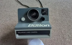 The Button Vintage Polaroid Land Camera Retro und Retro Ferguson Walk Man - Bild 1 von 7