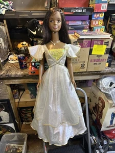 Muñeca Barbie afroamericana de colección tamaño natural 1992 Mattel 3 pies de alto rara - Imagen 1 de 8