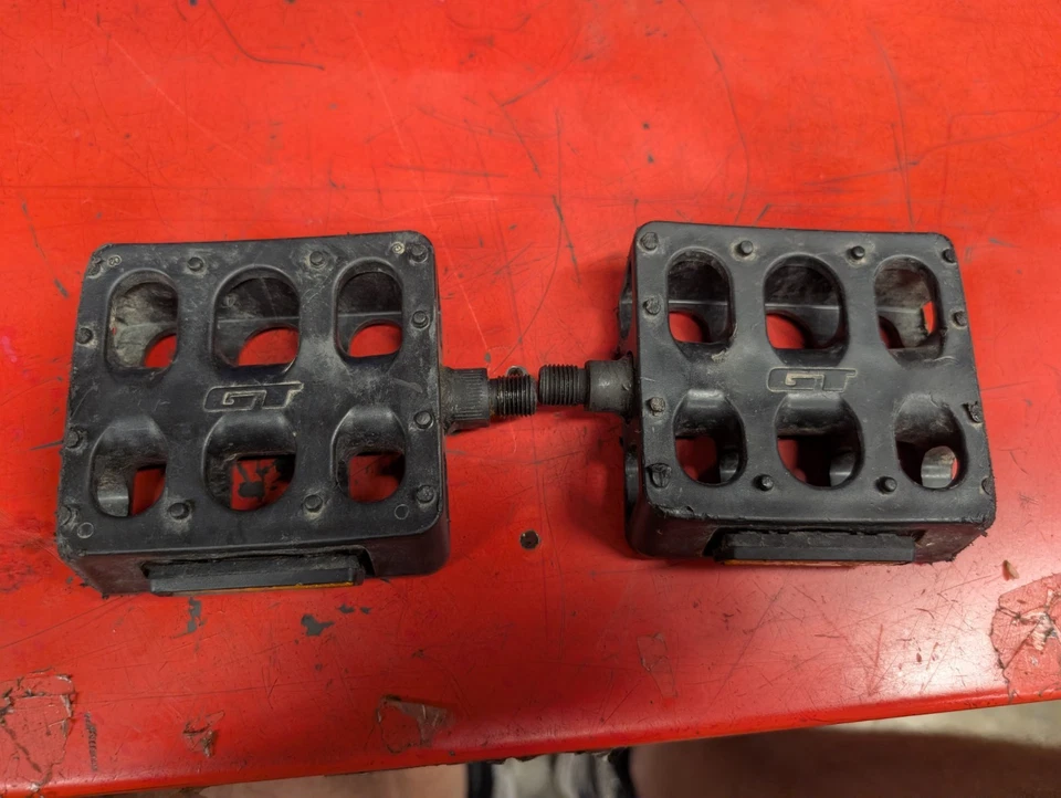 Pedales de plataforma de plástico GT Dyno 1/2” BMX Old Mid School negros**ENVÍO GRATUITO** Foto 1 de 4