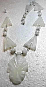 Antiguo. Cuentas blancas, piedras triangulares con colgante roto sin cuello. - Imagen 1 de 3