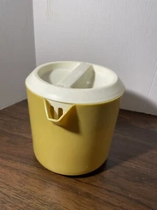 Vintage Rubbermaid Harvest Good 1 1/2 Qt Short Pitcher With Lid  - Picture 1 of 6
