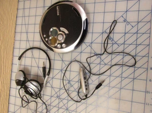 CD Walkman Philips ESP Batería Cable Remoto De Colección Divertido Regalo Probado Funcionando WW - Imagen 1 de 7