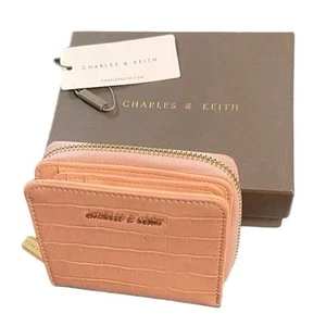 Mini portafoglio Charles & Keith rosa coccodrillo in rilievo con zip - Foto 1 di 19