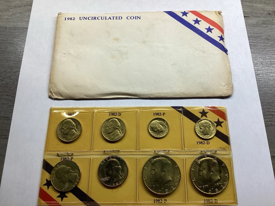 1982 P & D Souvenir Mint Set Private Label 081225 95re - Image 1 of 4