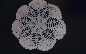 Häkeldeckchen 27 cm in weiss und rund im schönen Muster gehäkelt - Bild 1 von 1
